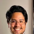 Javier Arévalo sonriendo, con lentes.